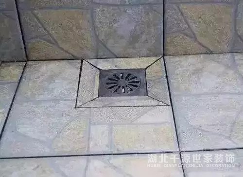 衛(wèi)生間裝地漏時，瓷磚就該這樣貼，下水超級快！【宜昌裝修】
