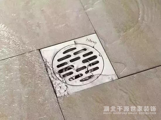 衛(wèi)生間裝地漏時，瓷磚就該這樣貼，下水超級快！【宜昌裝修】