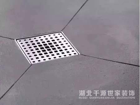 衛(wèi)生間裝地漏時，瓷磚就該這樣貼，下水超級快！【宜昌裝修】
