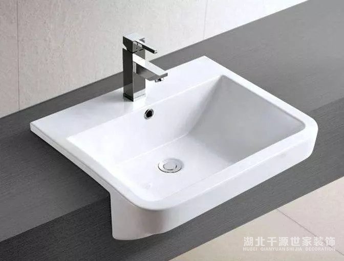 臺(tái)盆不大，但臺(tái)面很大
