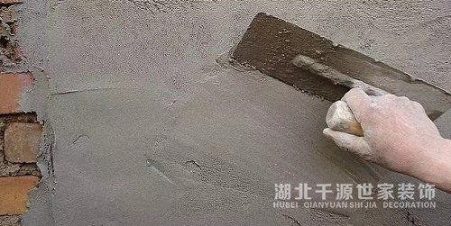 墻面掉灰怎么處理簡單，要想墻面不掉灰裝修的時候必需記住這幾點【宜昌裝修】