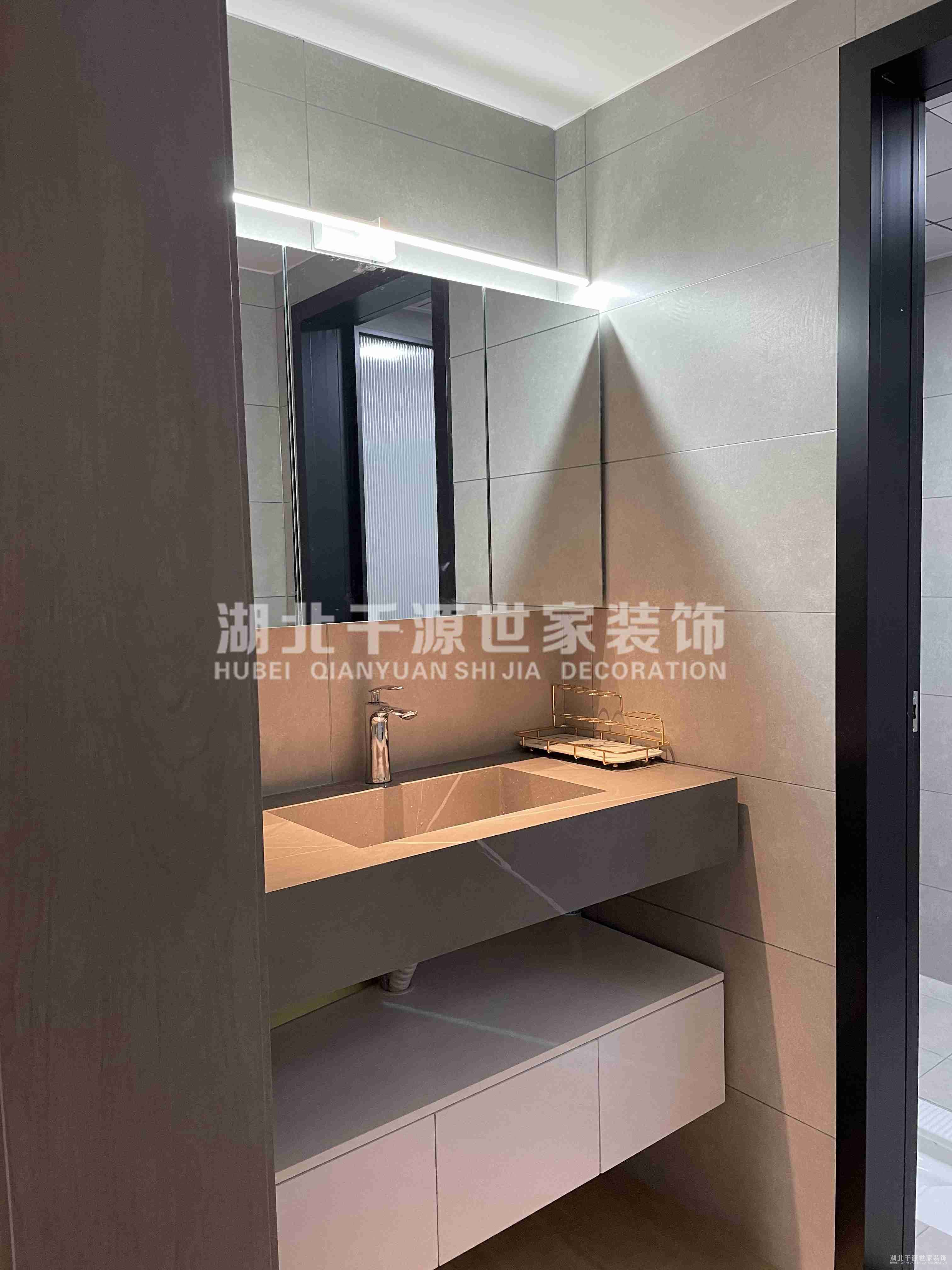【宜昌裝修】衛(wèi)生間該如何做干濕分離？把洗手臺(tái)移到門外吧！