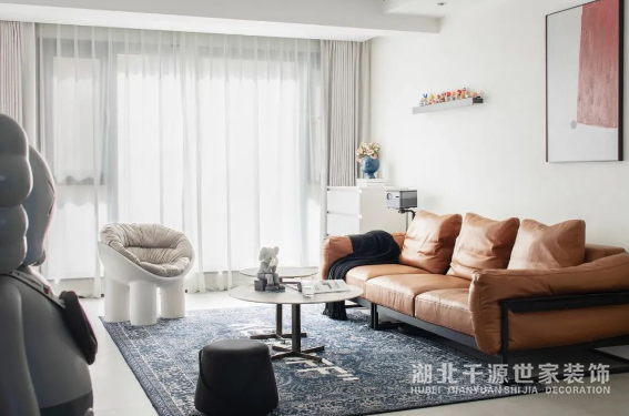 不想客廳太單調(diào)？別光顧著電視背景墻而忽略沙發(fā)背景墻
