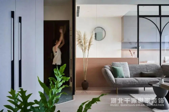 不想客廳太單調(diào)？別光顧著電視背景墻而忽略沙發(fā)背景墻